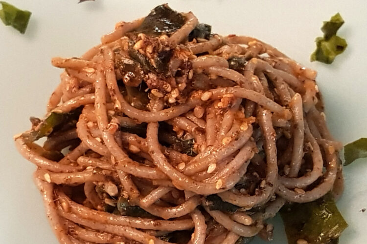 spaghetti-alghe-acciughe-sesamo